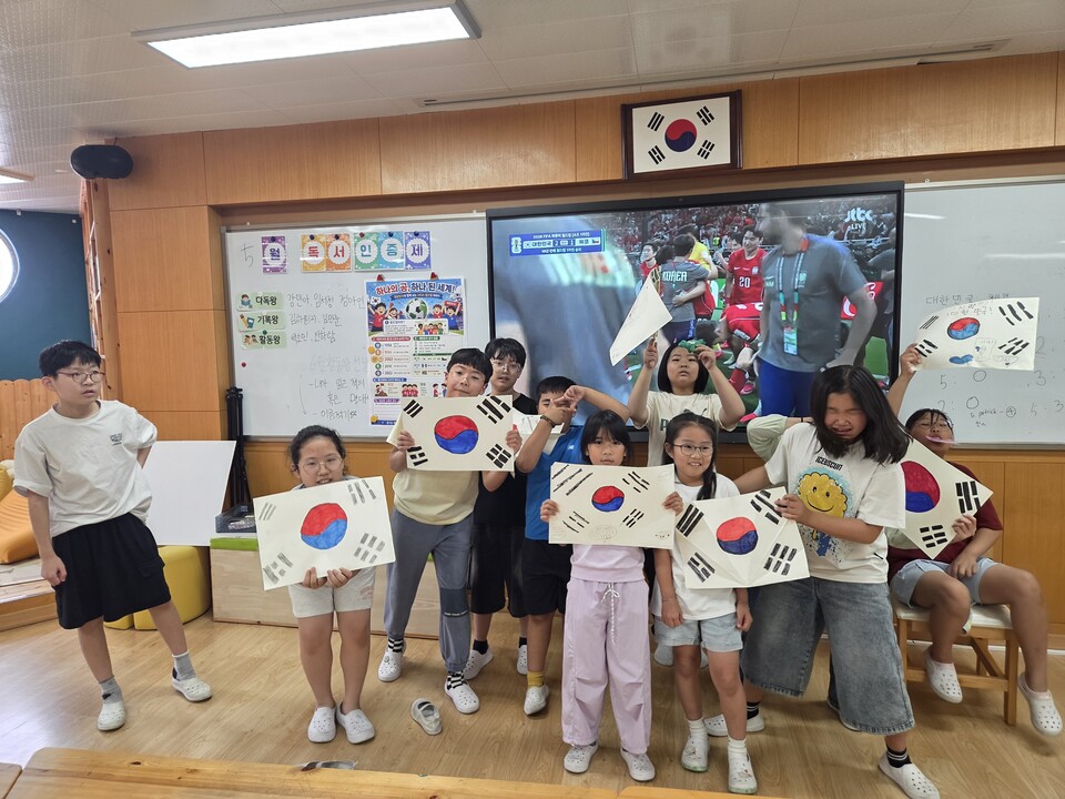 스스로 만든 태극기 흔들며 응원… 동복초, 월드컵에서 배운 스포츠정신