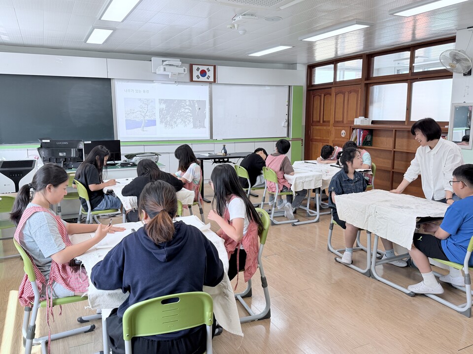 옥과초, 6학생 대상 수묵화 체험…작가와 함께 전통의 매력 배우다