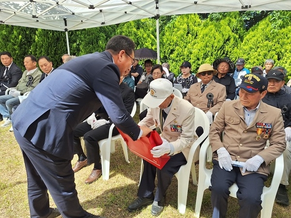 지도읍 청년회, 71주년 현충일 맞아 국가유공자에 100만 원 홍삼세트 전달