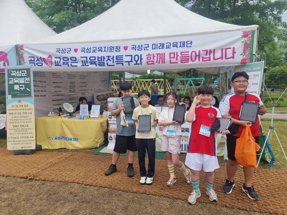 입면초, 곡성세계장미축제서 시 쓰기 작품전시 및 체험 부스 운영