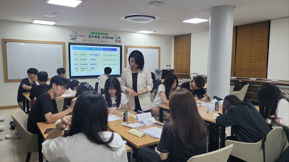 ‘멋진 신세계’ 깊이 읽고 사회 문제 성찰하다