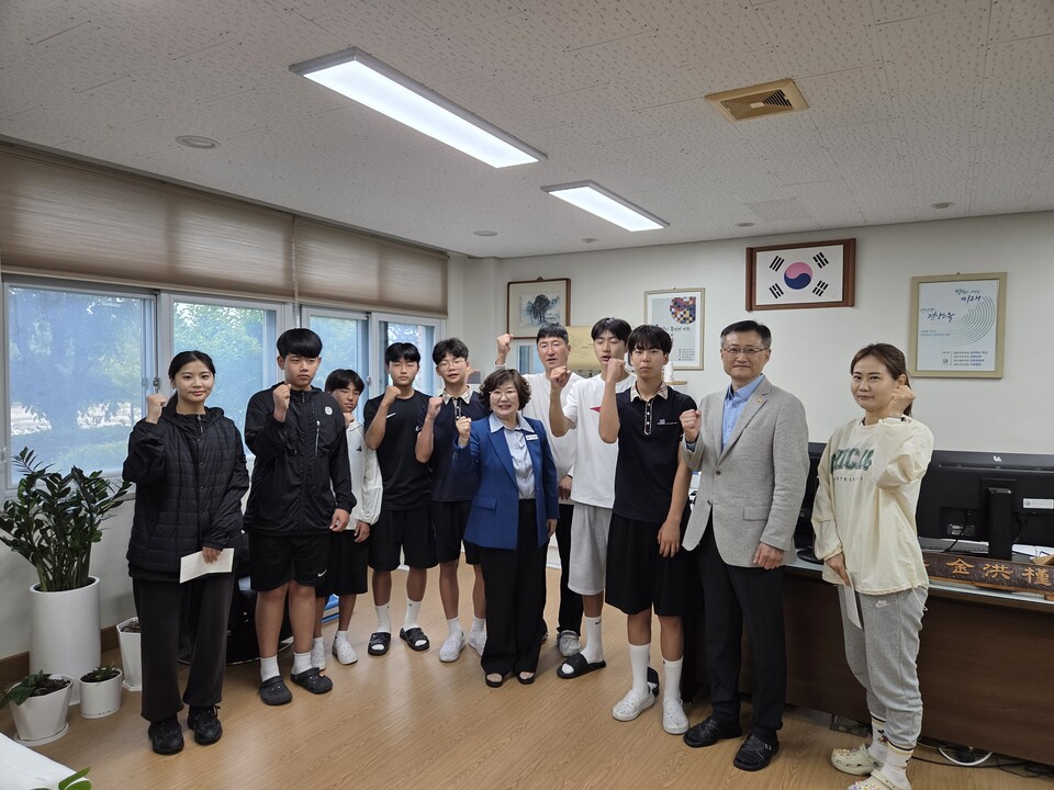 전국소년체전 출전 곡성중 선수들, 교육청 격려에 도전 의지 다져