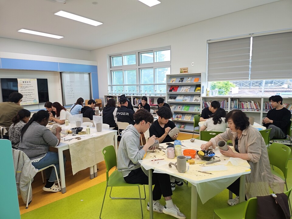 동화 속 캐릭터 담은 도자기 텀블러, 가족과 함께 만들어요