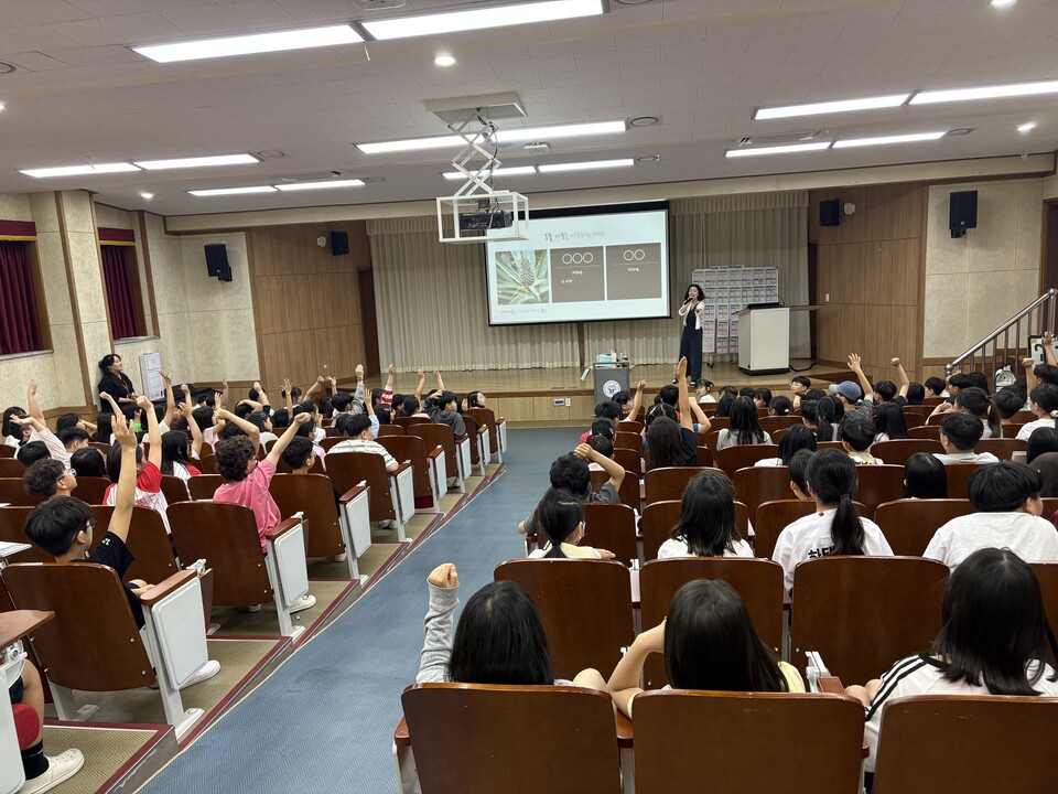 오룡초, ‘여우 목도리’ 유지우 작가와 질문하며 성장하는 시간