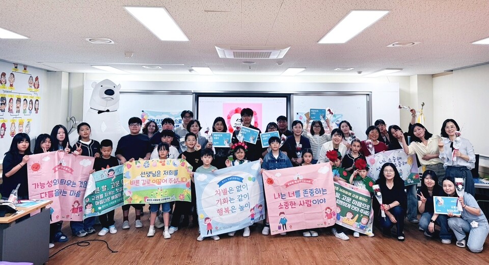 카네이션 향기 물든 몽탄초, '사제동행'으로 교권과 인권 아름답게