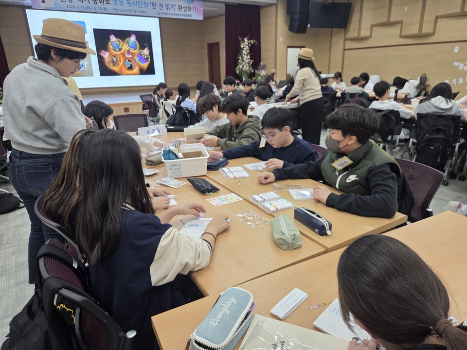 노벨상 수상자 한강 작가, 초등교실 깊이 있는 읽기 선도