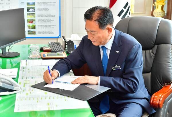 김한종 장성군수, 민선9기 1호 결재로 4년 군정 청사진 확정 - 행정 | 코리아NEWS