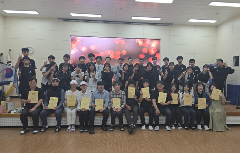 동강중학교, 학생자치회 주도로 스승의 날 기념행사 성황리 개최