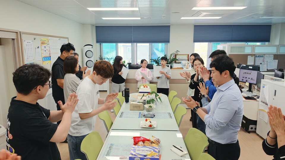강진 계산초, 스승의 날 맞아 교직원에 꽃과 편지로 '고마움' 전달