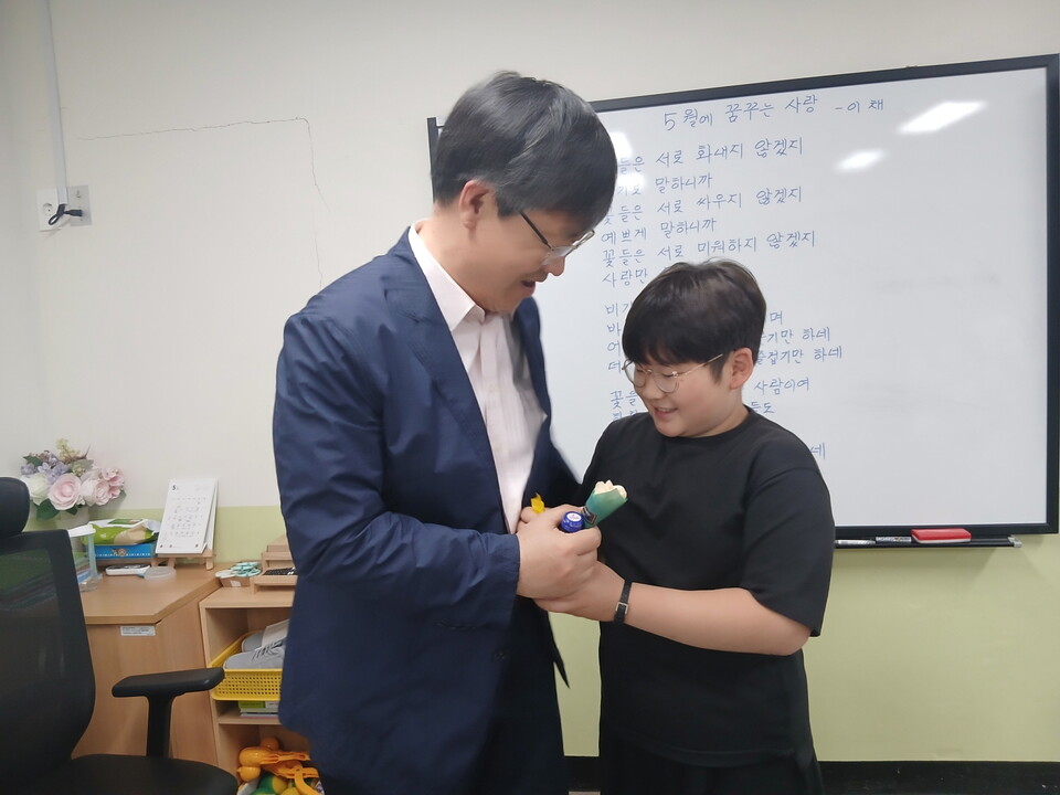 "선생님 힘내세요!" 담양동초 학생들, 재치 있는 응원과 감사 전해