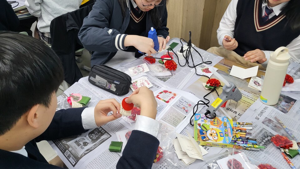 고흥고, 직접 만든 카네이션으로 지역 어르신들에 '사랑 전달'
