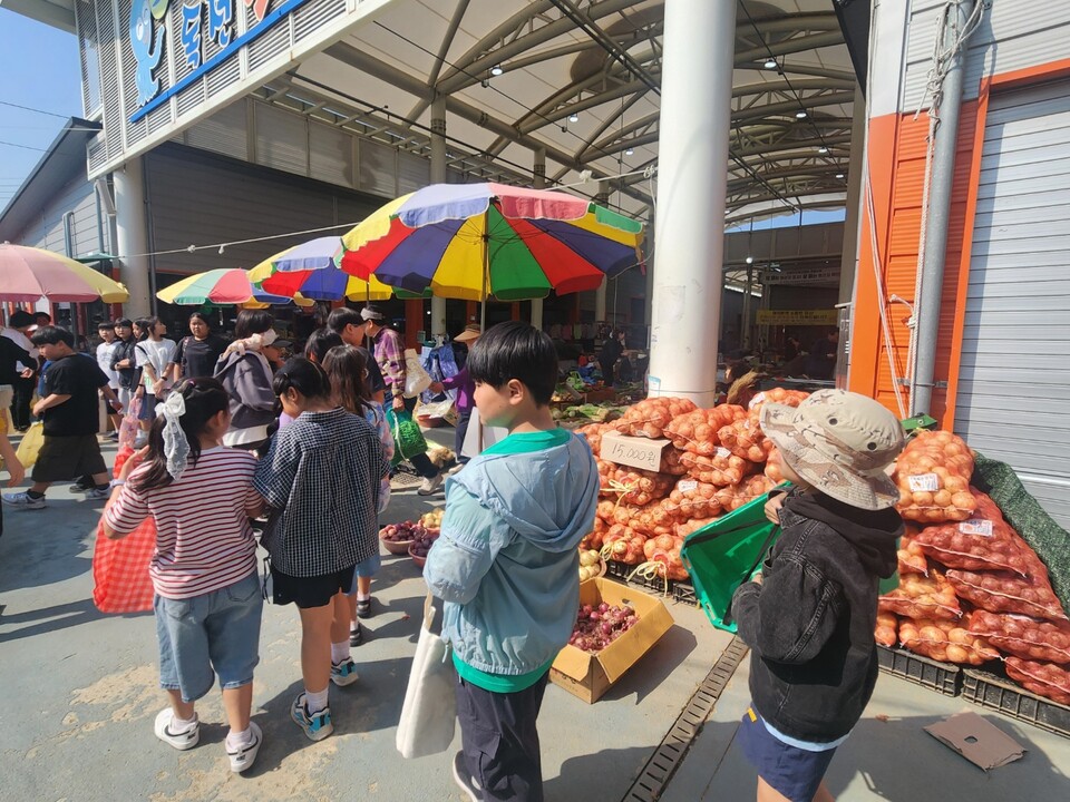영암 독천초, '독천시장 나들이'로 지역 사랑과 경제를 꽃피우다