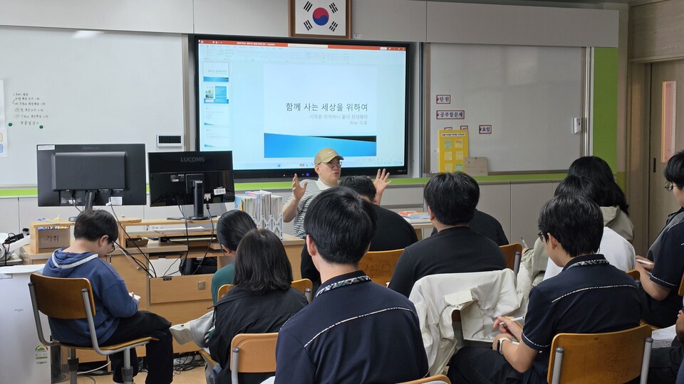 장흥도서관, 유치중학교서 고정욱 작가와 ‘함께 사는 세상’ 이야기