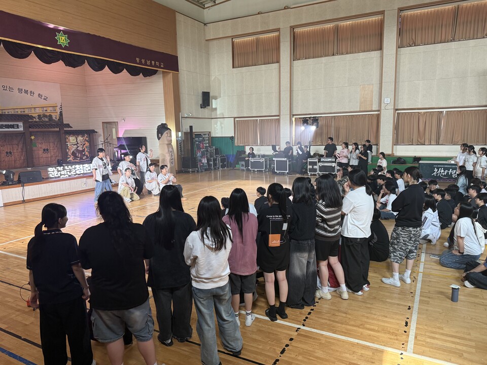 학교 마이크에 걸린 청춘, 장성남중-예술가들 ‘오감만족’