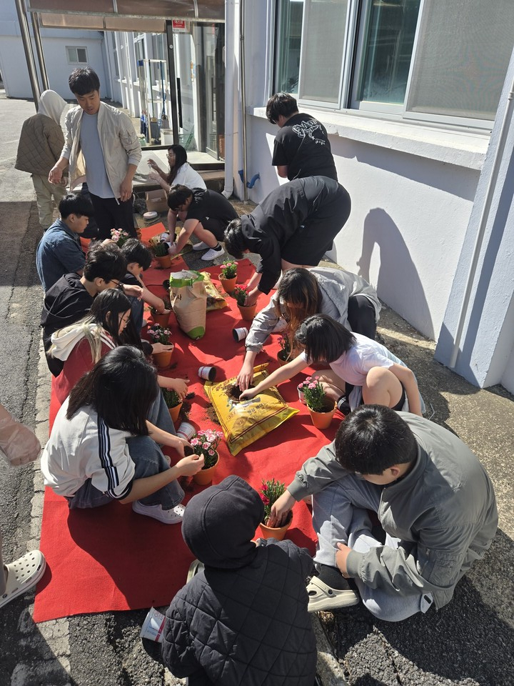 장성황룡중, 어버이날 맞아 카네이션과 손편지로 ‘효’ 실천