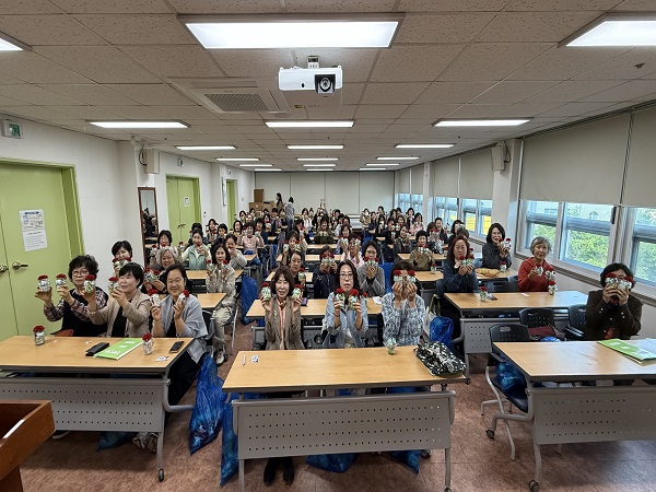 장흥종합사회복지관, 어버이날 맞아 1,041명 어르신께 '사랑의 카네이션'과 양말 전달