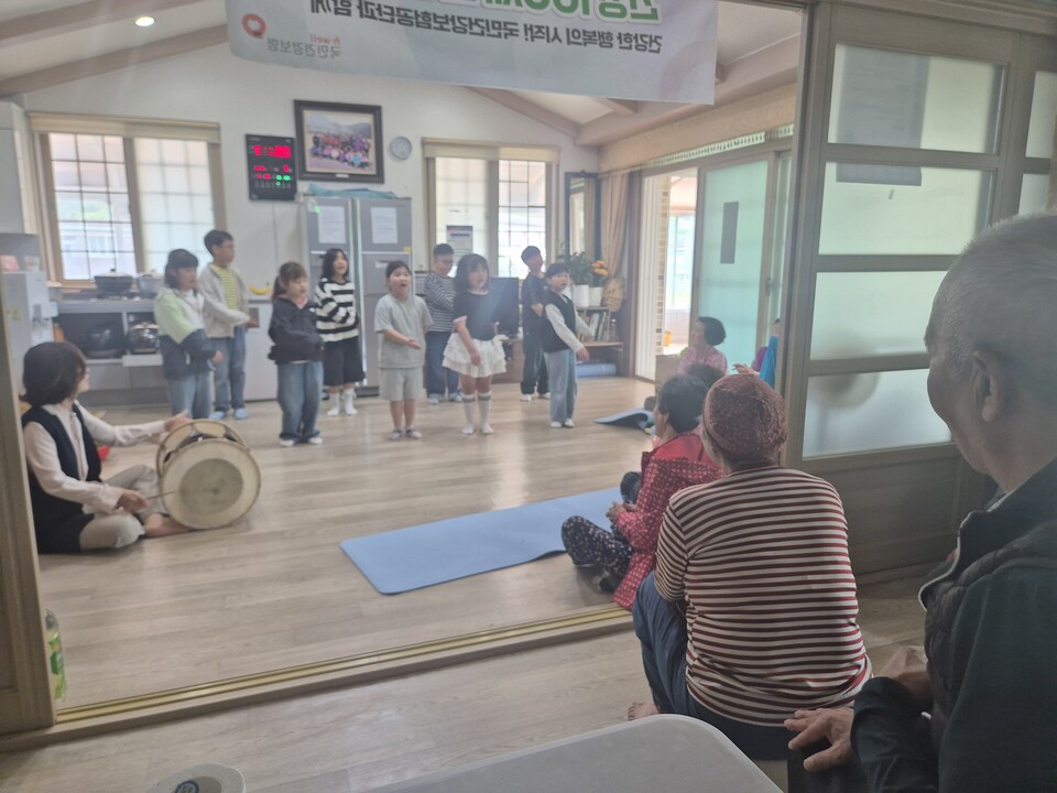 진도서초, 교장 장구에 맞춘 ‘남도잡가’로 어르신들 효도 무대
