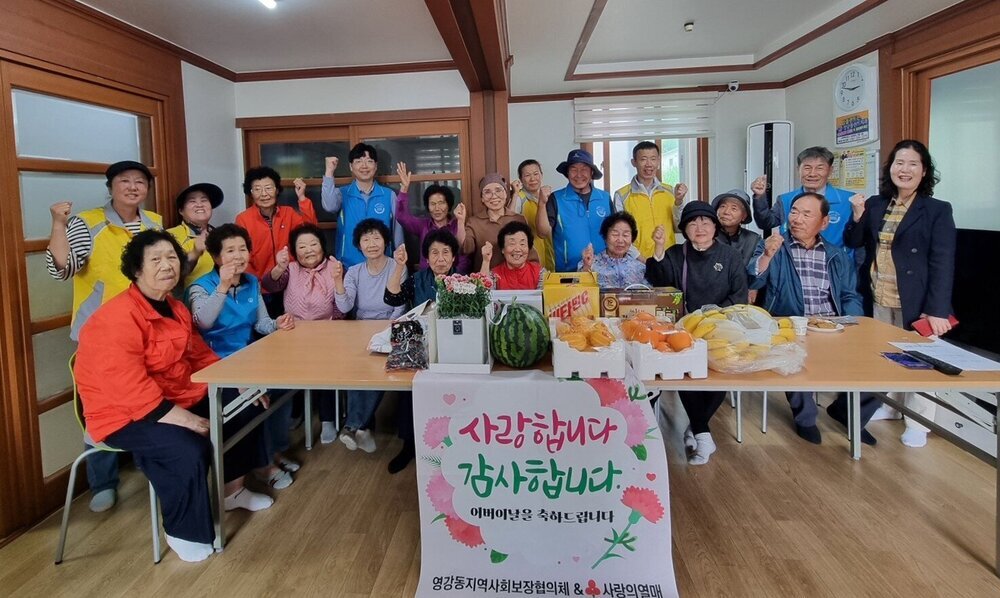 나주 영강동, 어버이날 맞아 경로당 찾아 떡·카네이션 전달