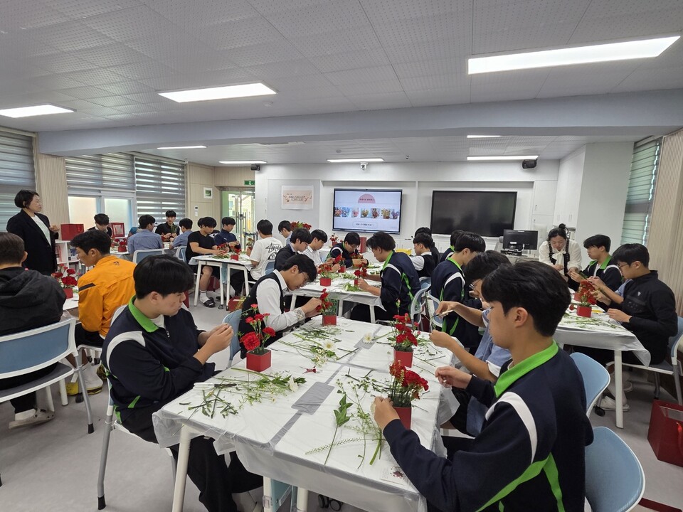 여천고, 어버이날 맞아 부모님께 전하는 감사의 꽃바구니 만들기