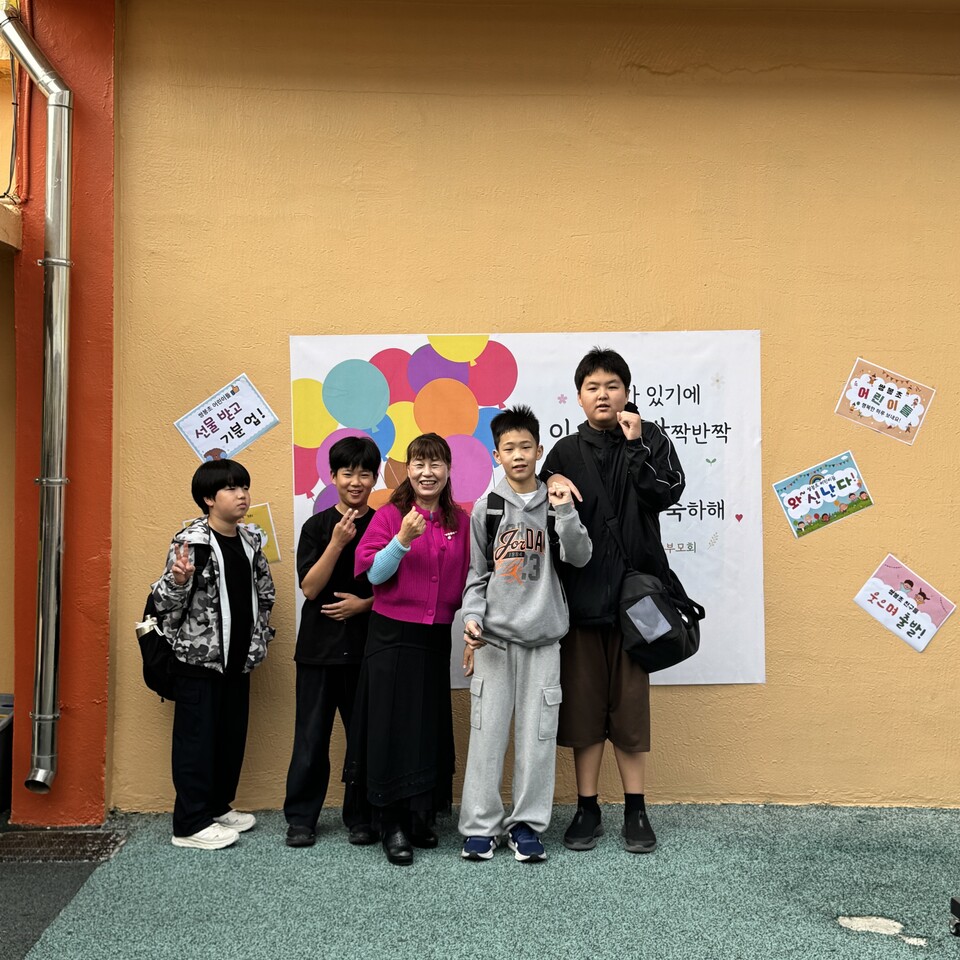 쌍봉초 학부모회, 어린이날 맞아 209명 전원에 등교 응원 선물 전달