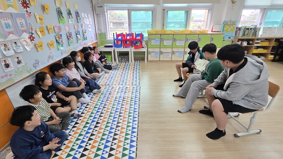 선배·교사가 책 읽어주는 진상초, 마음 따뜻해지는 아침