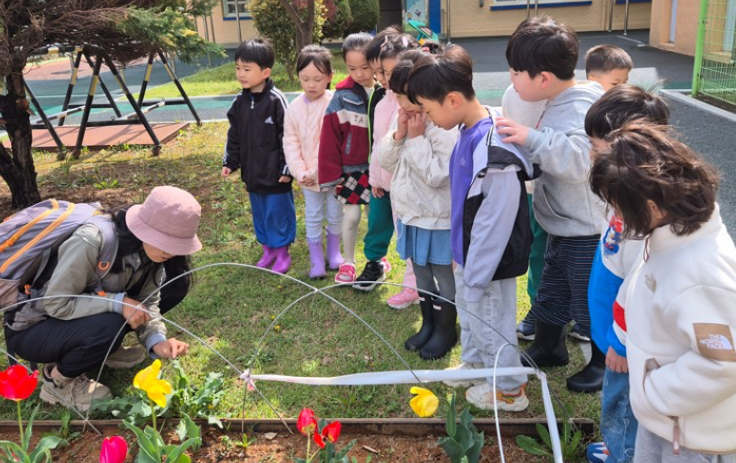 자연 속에서 뛰노는 아이들, 숲과 텃밭이 교실이 되다