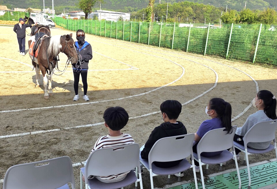말과 교감하고 미래를 꿈꾸다, 계산초 ‘승마 진로 체험’