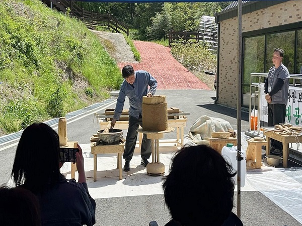 국가무형유산 ‘제와장’ 김창대 장인과 함께하는 전통 기와 체험