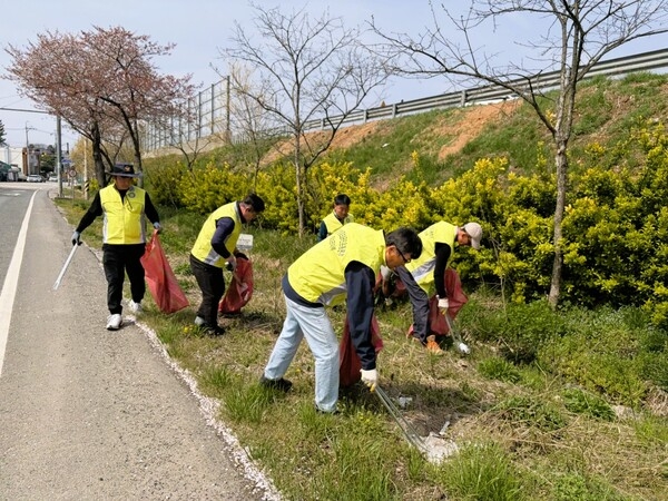 장성군 남면, 봄맞이 환경정화활동…주민들과 깨끗한 마을 만들기 ‘앞장’