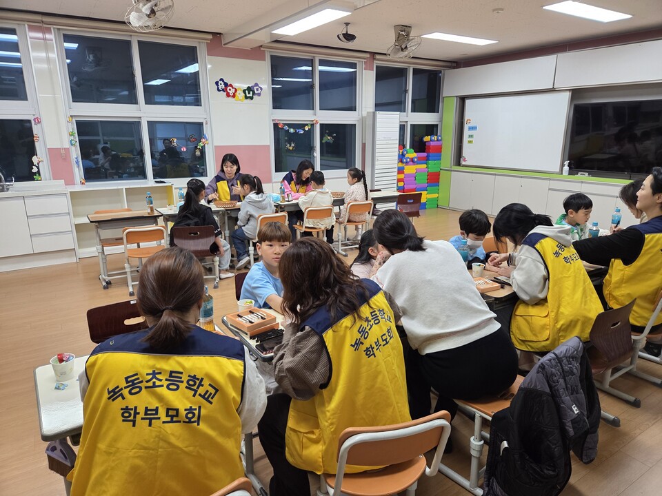 아이들 얼굴에 핀 무지개, 녹동초 학부모회 ‘페이스 페인팅’ 재능기부