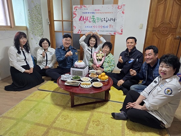 장흥 관산읍, 홀로사시는 어르신에 ‘찾아가는 장수 생신상’