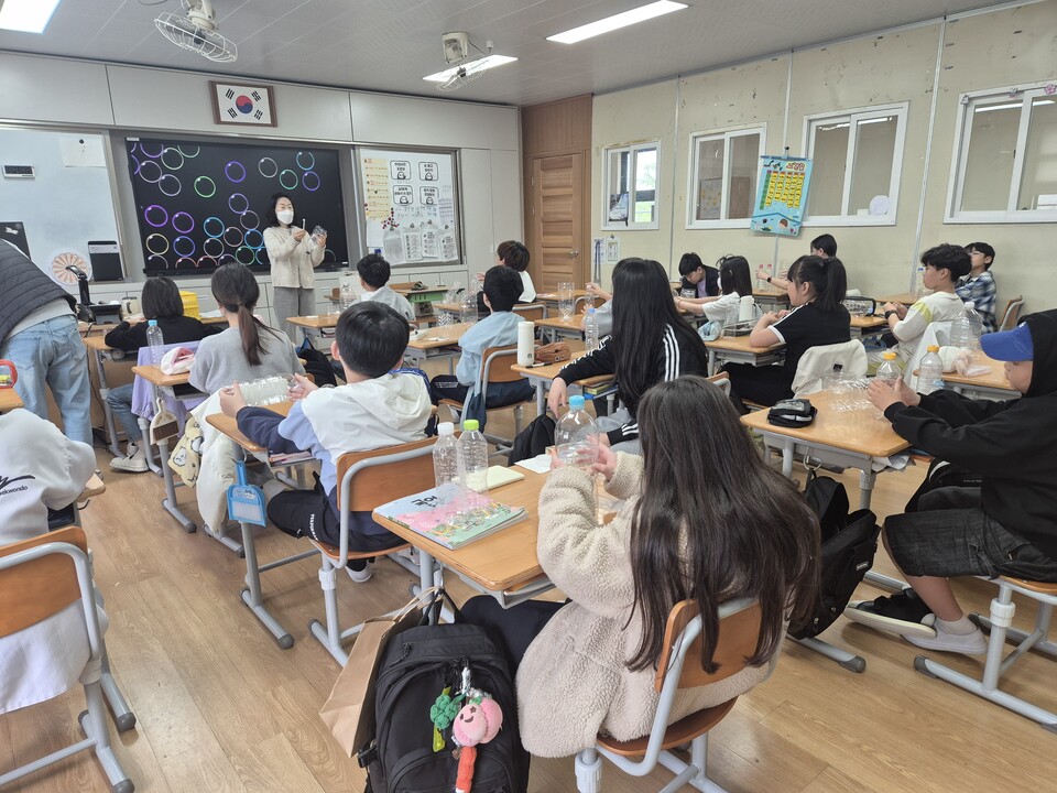 목포한빛초, 페트병 화분으로 마을 꽃길 조성…생태전환교육 실천