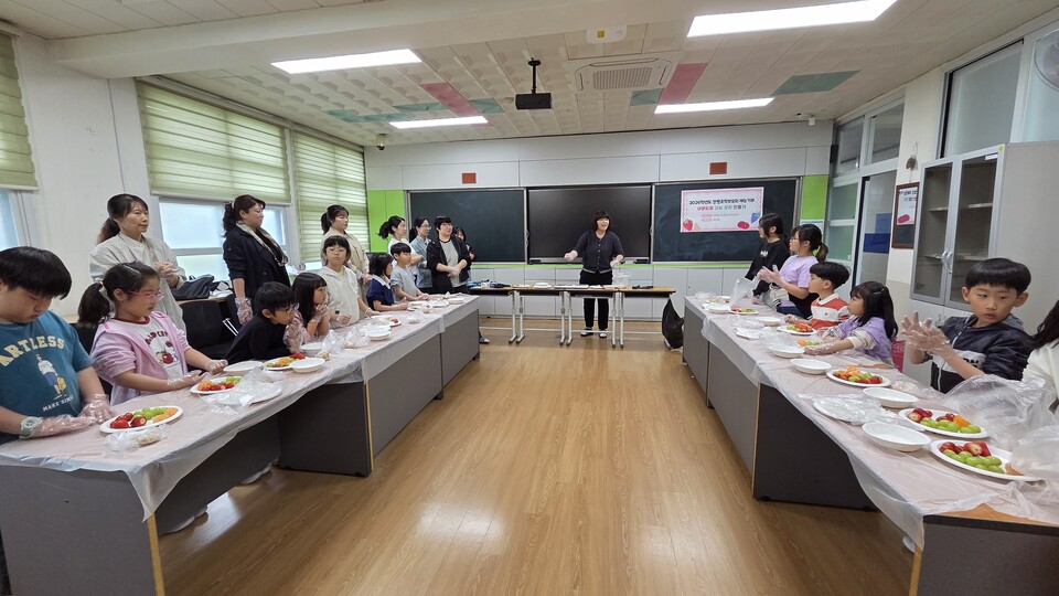 가족과 함께 빚은 달콤한 추억, 장평초 ‘과일모찌 만들기’