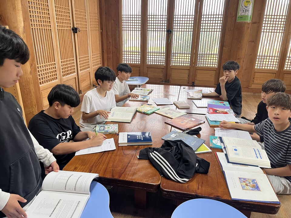 삼계중, 도서관서 만나는 ‘책 속 진로탐색’…학생들 눈높이 맞춘 진로체험