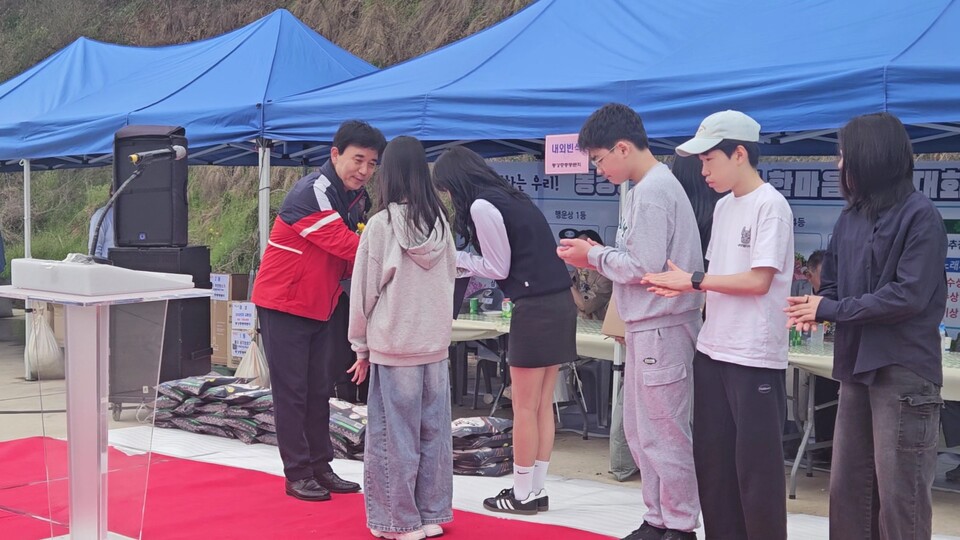 나주동강중, 총동문회와 희망나눔…21명 전원 ‘장학금’ 전달