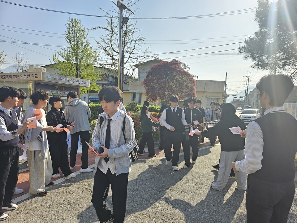 등굣길에 선물한 ‘네잎클로버’, 화순고 학생들에 따스한 위로 건네