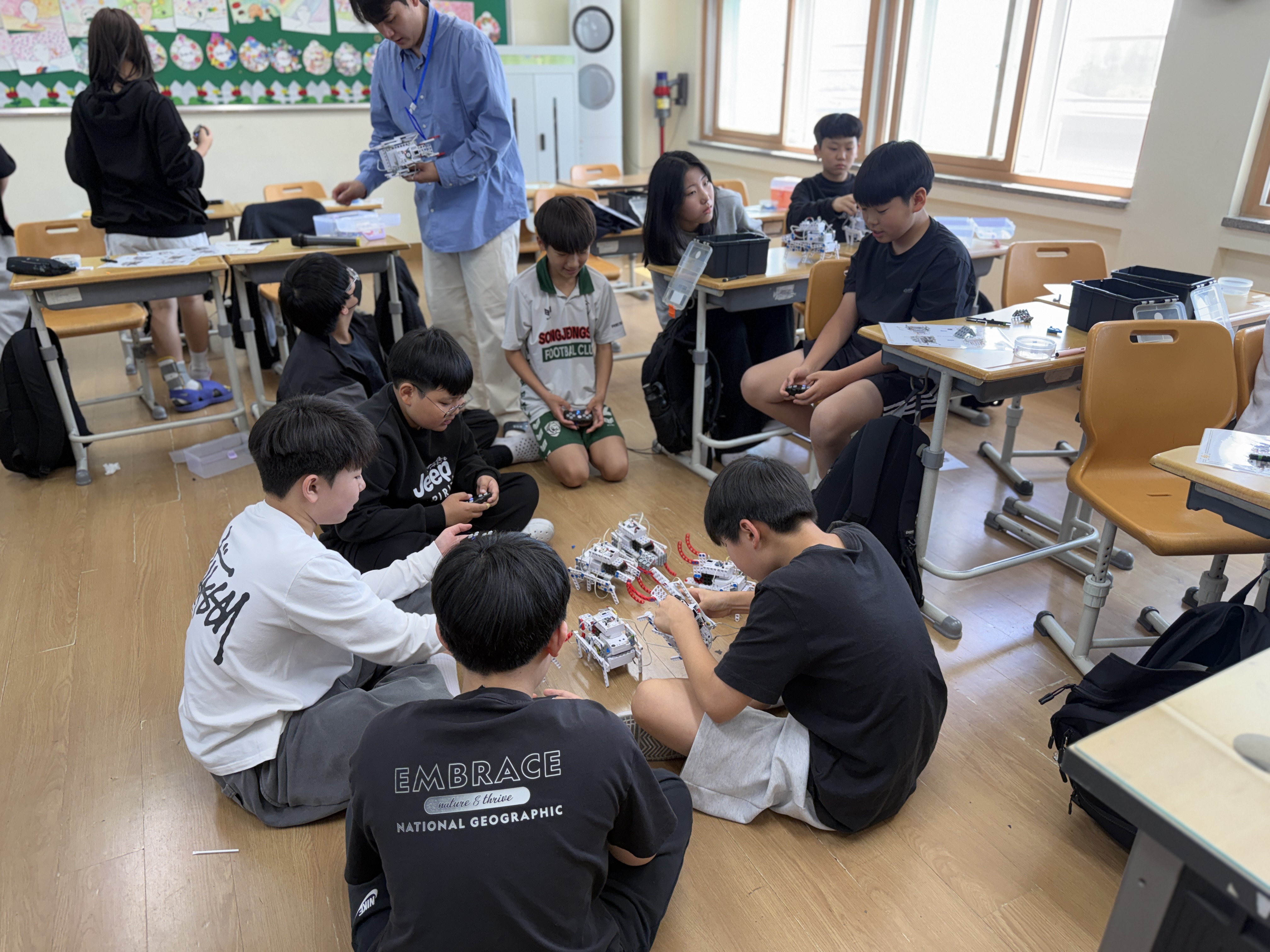 로봇 조종부터 배틀봇까지…송정초, 미래형 AI 체험에 열광