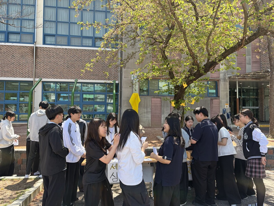 화순고 교정에 피어난 ‘노란 물결’…세월호 12주기 추모의 마음 잇다