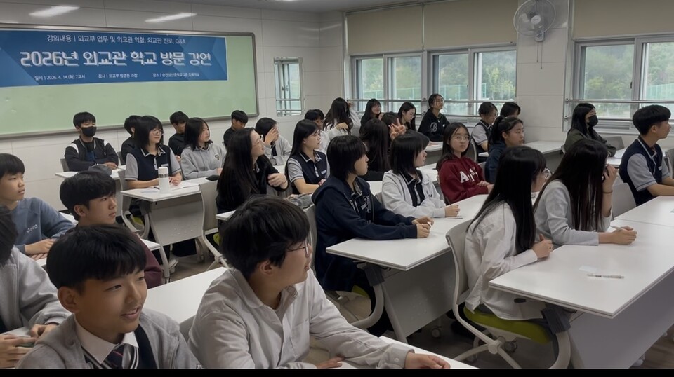 모교 찾은 동문 외교관 방경원, 삼산중 후배들에 '세계 무대 꿈' 심어주다
