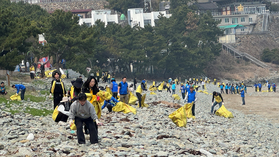 여수시, 2026세계섬박람회 맞아 민관 200명 ‘해안가 대청소’