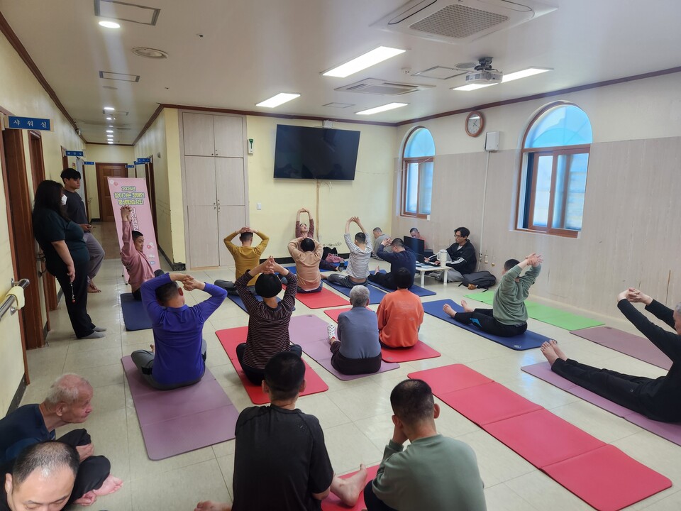 함평도서관, ‘찾아가는 요가’로 장애인 심신단령 지원