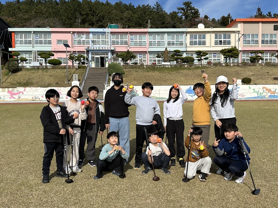 신의초, 학생·학부모·어르신 잇는 ‘3세대 파크골프’ 방과후 프로그램 운영