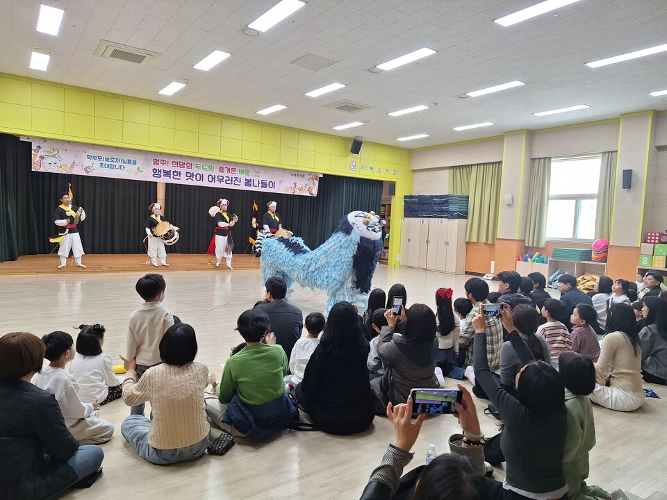 가족과 함께 ‘얼쑤’…나주 다야유치원, 봄 농악 음악회 열려