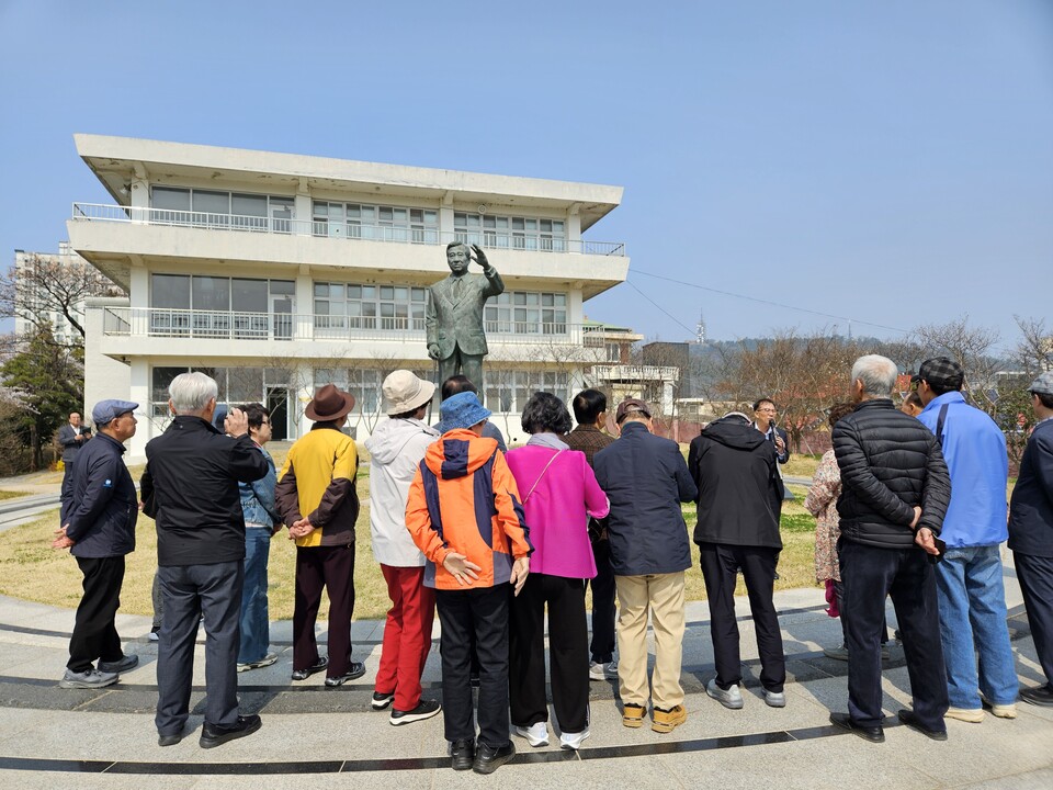 60년 만에 그리운 교정으로… 목상고 졸업 60주년 동문 방문