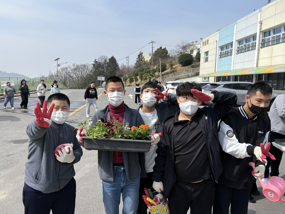 함평영화학교, ‘1학급 1화단’ 조성으로 탄소중립 실천하고 생태 감수성 키운다
