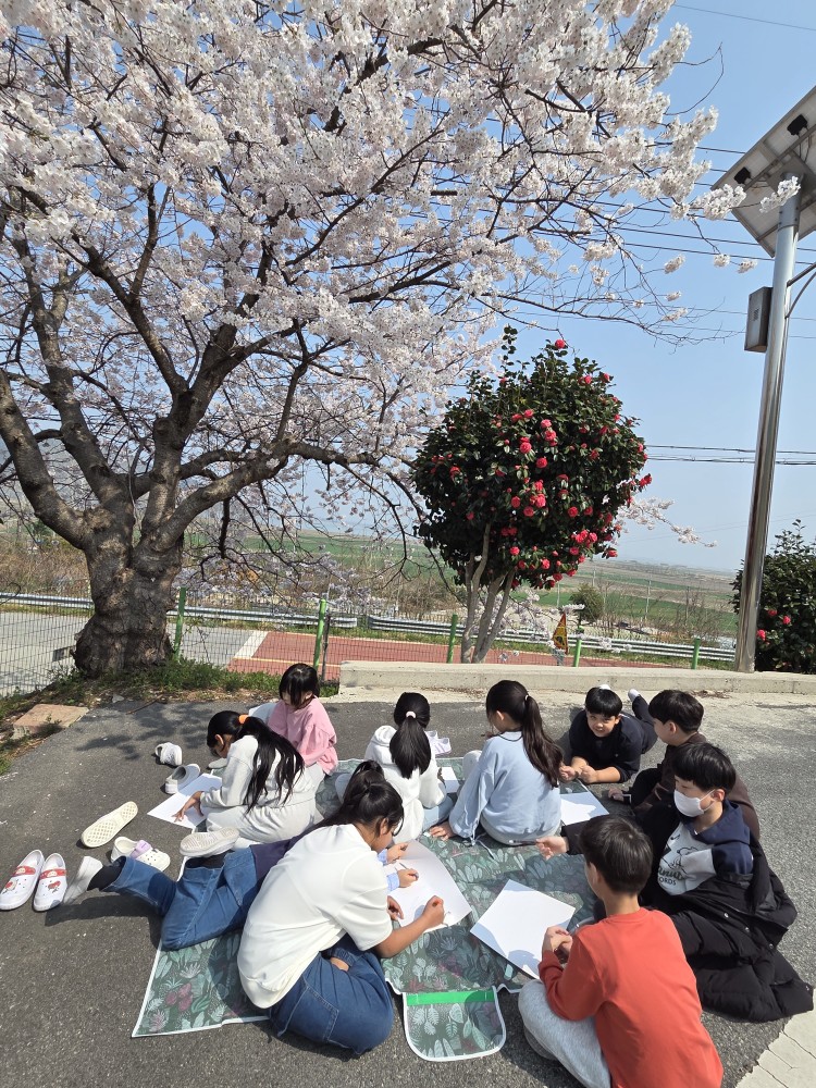 화원초, AI 기술 접목한 '봄맞이 사생대회' 열려