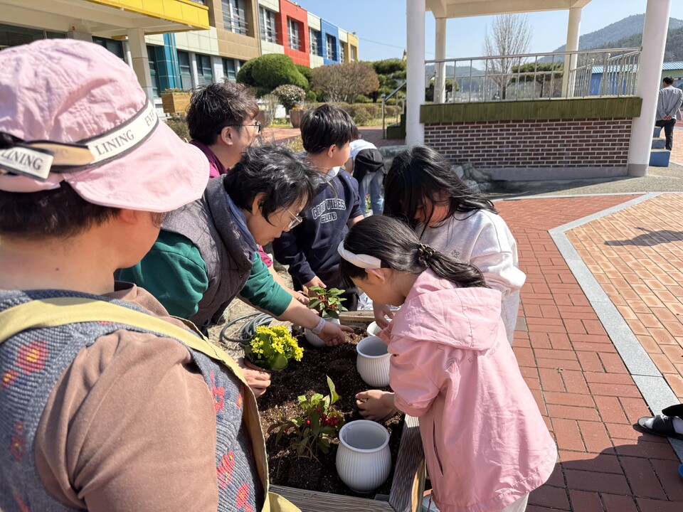 점암초, 식목일 맞아 교사·학생 ‘함께’ 봄꽃 심기