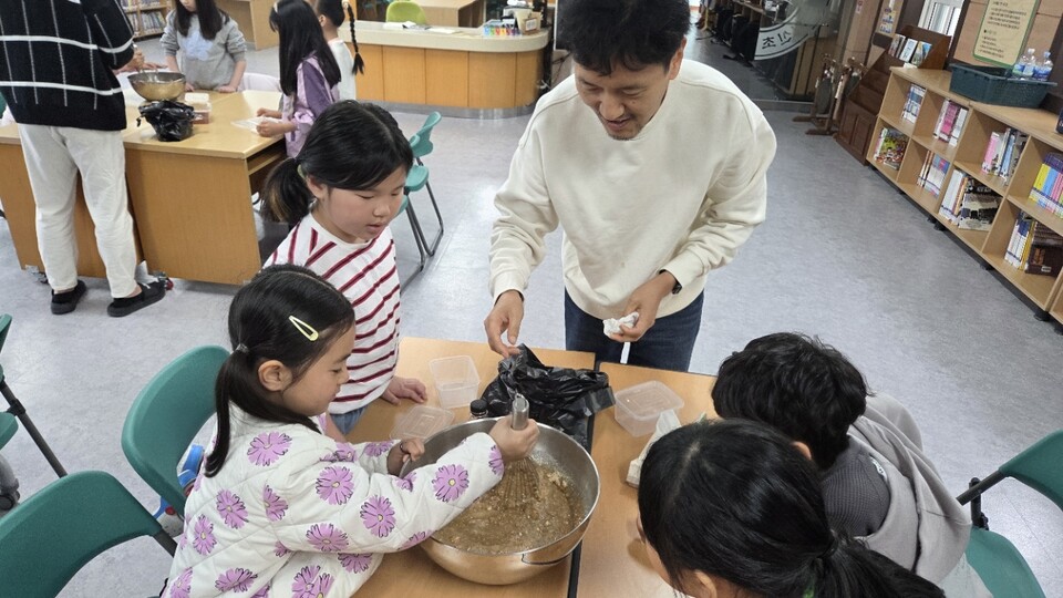"매콤달콤 우리 맛, 우리가 직접 만들어요" 진도 의신초, 전통 고추장 체험