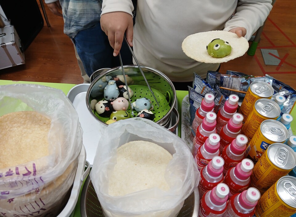 모양 찐빵에 캔음료까지, 아침 간편식 '인기 폭발'