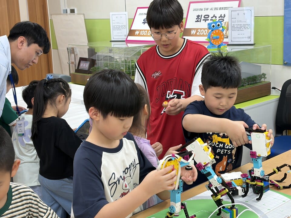 형들이 데려가는 ‘리얼월드’ 학교… 유-초 이음 두려움 뚫 - 교육 | 코리아NEWS
